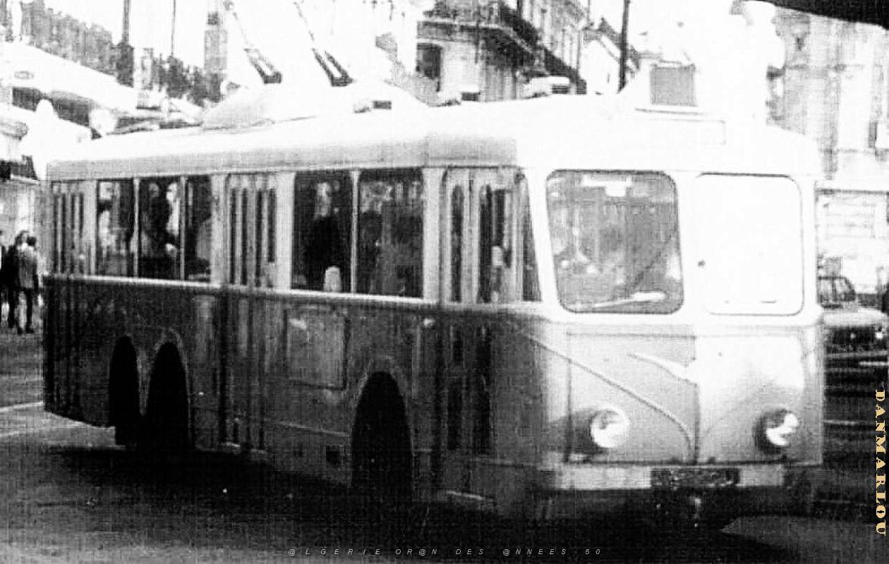 PA c- 036- Place d'Armes- trams et autobus.jpg